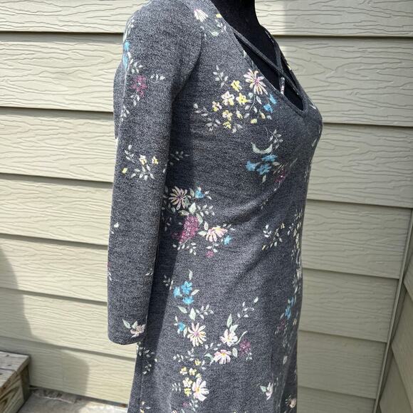 Love Fire women's dress, size XS, gray floral 3/4 sleeves. - Picture 3 of 7